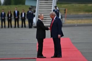 Donald Trump a Vladimir Putin sa stretli.