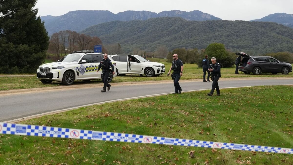 Austrália: Polícia pátra po páchateľovi po zastrelení dvoch policajtov a vážnom zranení tretieho