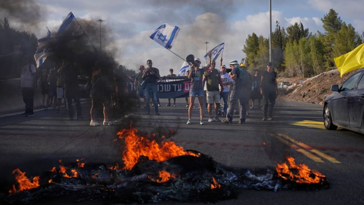 Izrael: Protestujúci štrajkujú a žiadajú prímerie a prepustenie rukojemníkov v Gaze