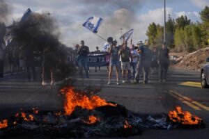 Izrael: Protestujúci štrajkujú a žiadajú prímerie a prepustenie rukojemníkov v G...