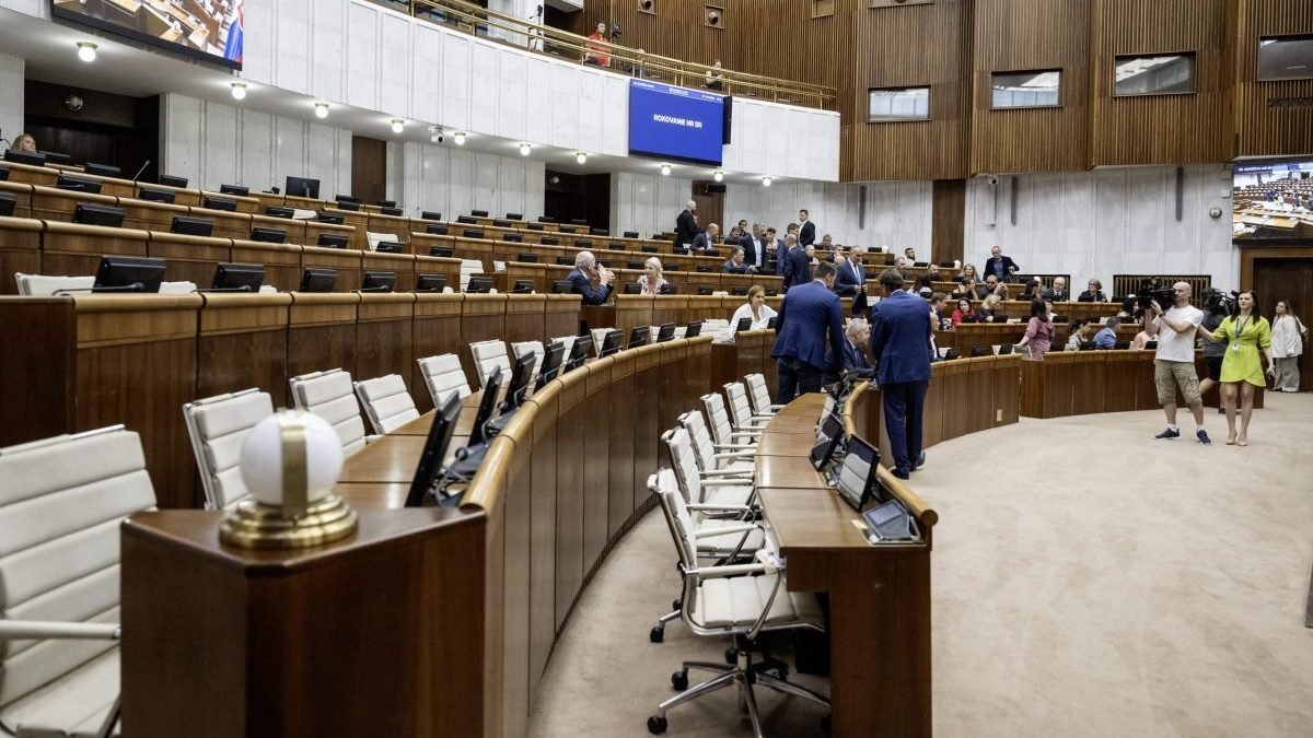 Opasky si pre konsolidáciu budú uťahovať aj ústavní činitelia.