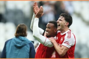 Gary Neville chválil výkon Arsenalu proti Newcastlu.
