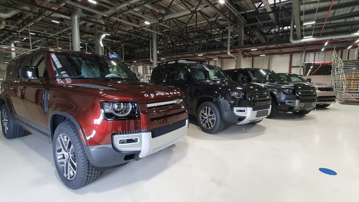 Jaguar Land Rover v Nitre hlási problém: Pozastavili výrobu áut ako