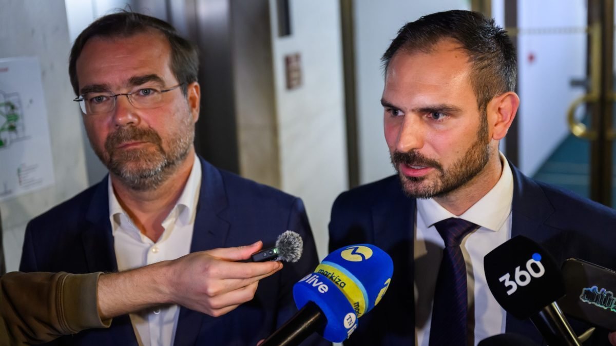 Dôvodom hlasovania Krajčího a Krátkeho s koalíciou bola snaha pomôcť KDH.