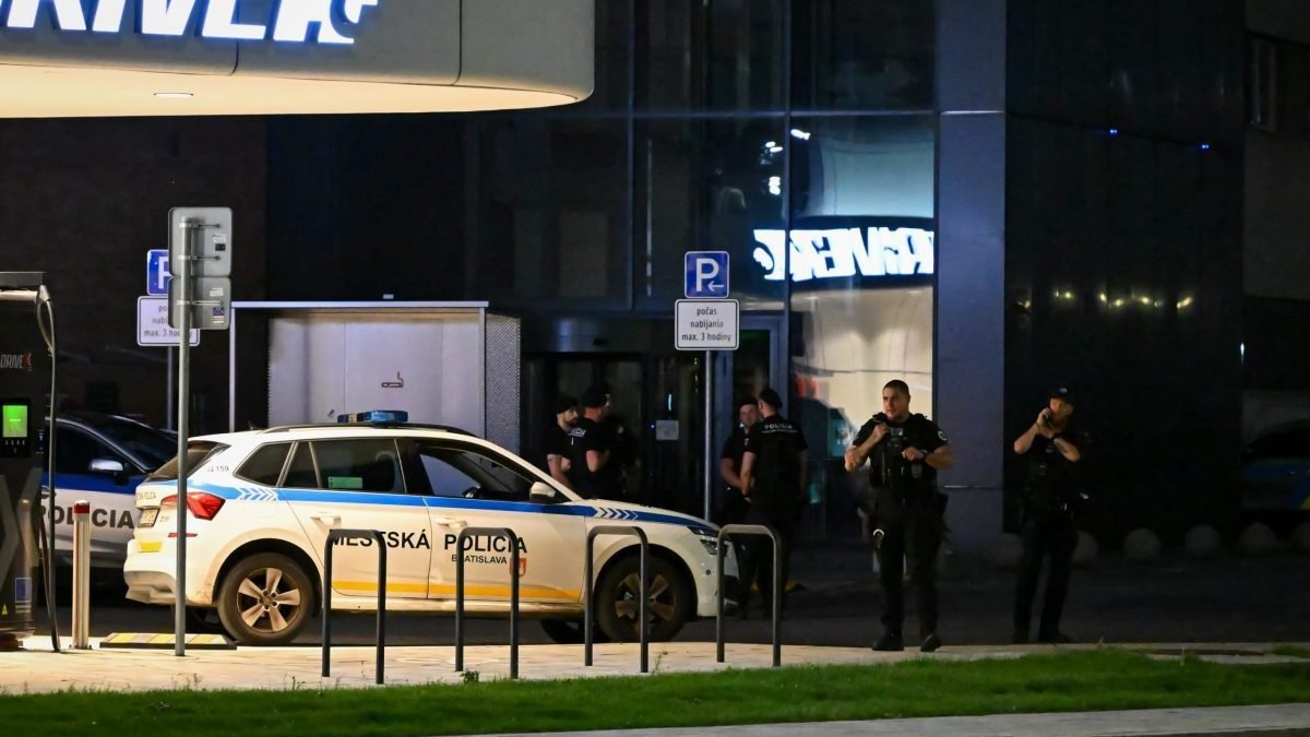 250908_nevybuchnuta_municia_Landererova_01157096-scaled-e1757357328684.jpg V Bratislave našli pri výkopových prácach nevybuchnutú bombu.