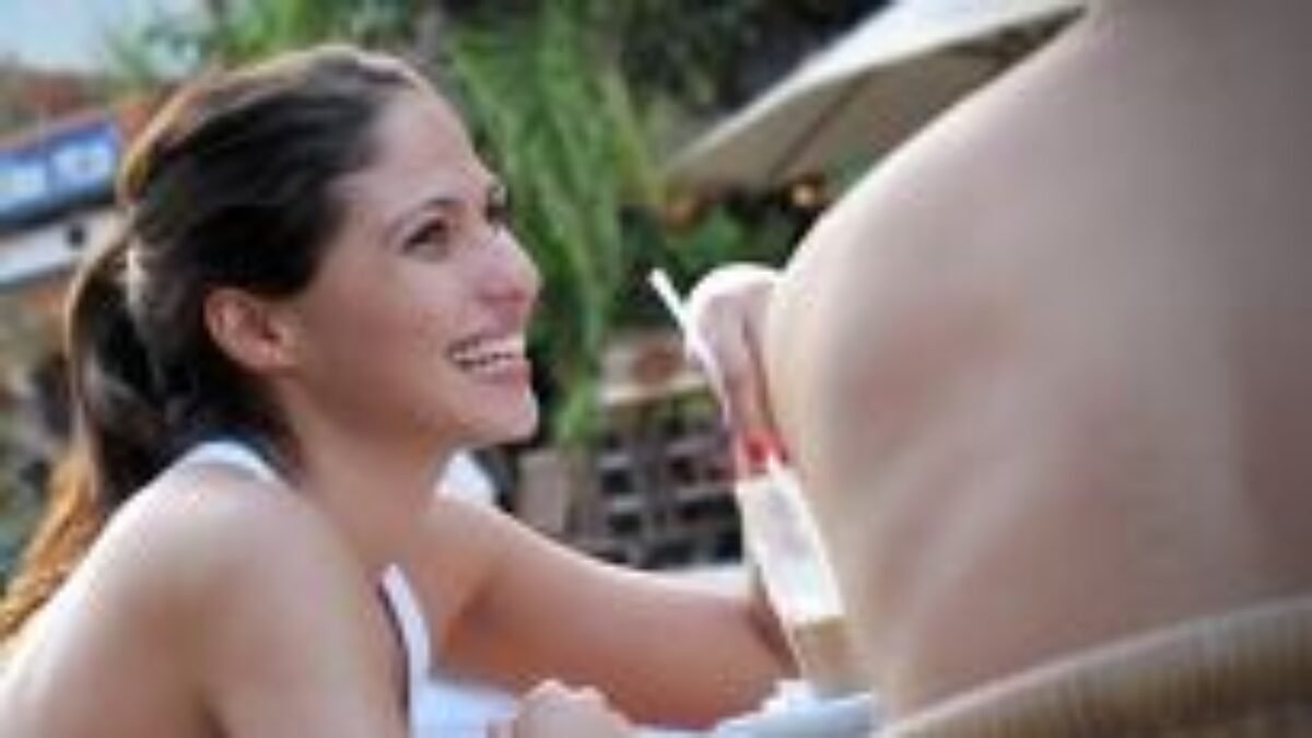 5 tipov, ako spoznať, že s vami niekto flirtuje