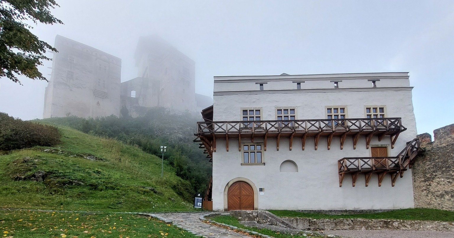 Trenčiansky hrad: Trenčiansky hrad v rannom opare jesenných dní má neopakovateľnú atmosféru. Tajomné siluety veží sa vynárajú z hmly a pripomínajú dávne príbehy, ktoré sa na tomto mieste odohrali. Kto už zažil takýto p