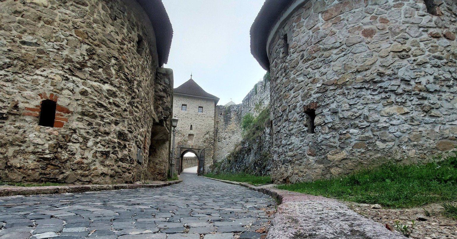 Trenčiansky hrad: Trenčiansky hrad v rannom opare jesenných dní má neopakovateľnú atmosféru. Tajomné siluety veží sa vynárajú z hmly a pripomínajú dávne príbehy, ktoré sa na tomto mieste odohrali. Kto už zažil takýto p