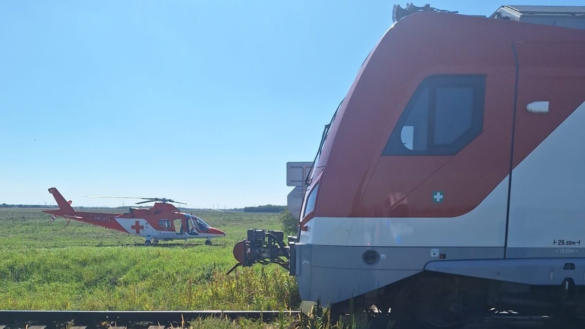 Pri nehode vlaku s autom v Seredi zomrel jeden človek.