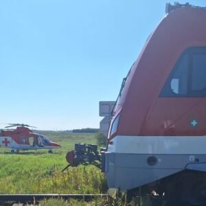 Pri nehode vlaku s autom v Seredi zomrel jeden človek.