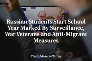 Ruskí študenti začínajú školský rok poznačený dohľadom, vojnovými veteránmi a pr...