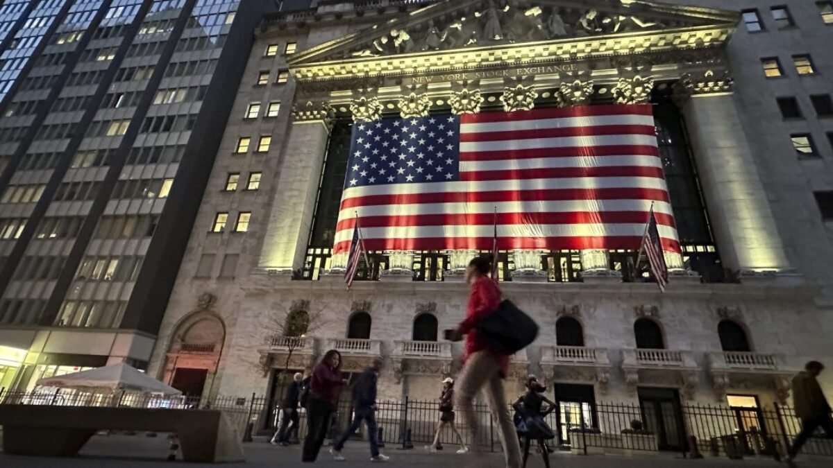 Wall Street ukončil trojdňovú sériu strát vďaka miernej správe o inflácii.