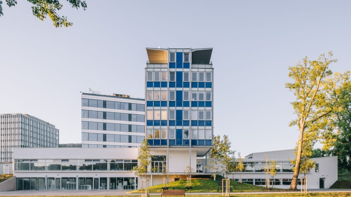 Architekti zachránili zabudnutý panelák. Roky oň nikto nestál, dnes opäť Architekti zachránili zabudnutý panelák. Roky oň nikto nestál, dnes opäť ožíva.