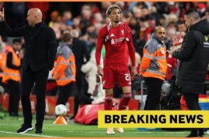 Hugo Ekitike sa ospravedlnil fanúšikom Liverpoolu za červenú kartu.
