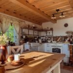 Chalupa uprostřed lesa místo auta. Nečekané rozhodnutí partnerům změnilo život