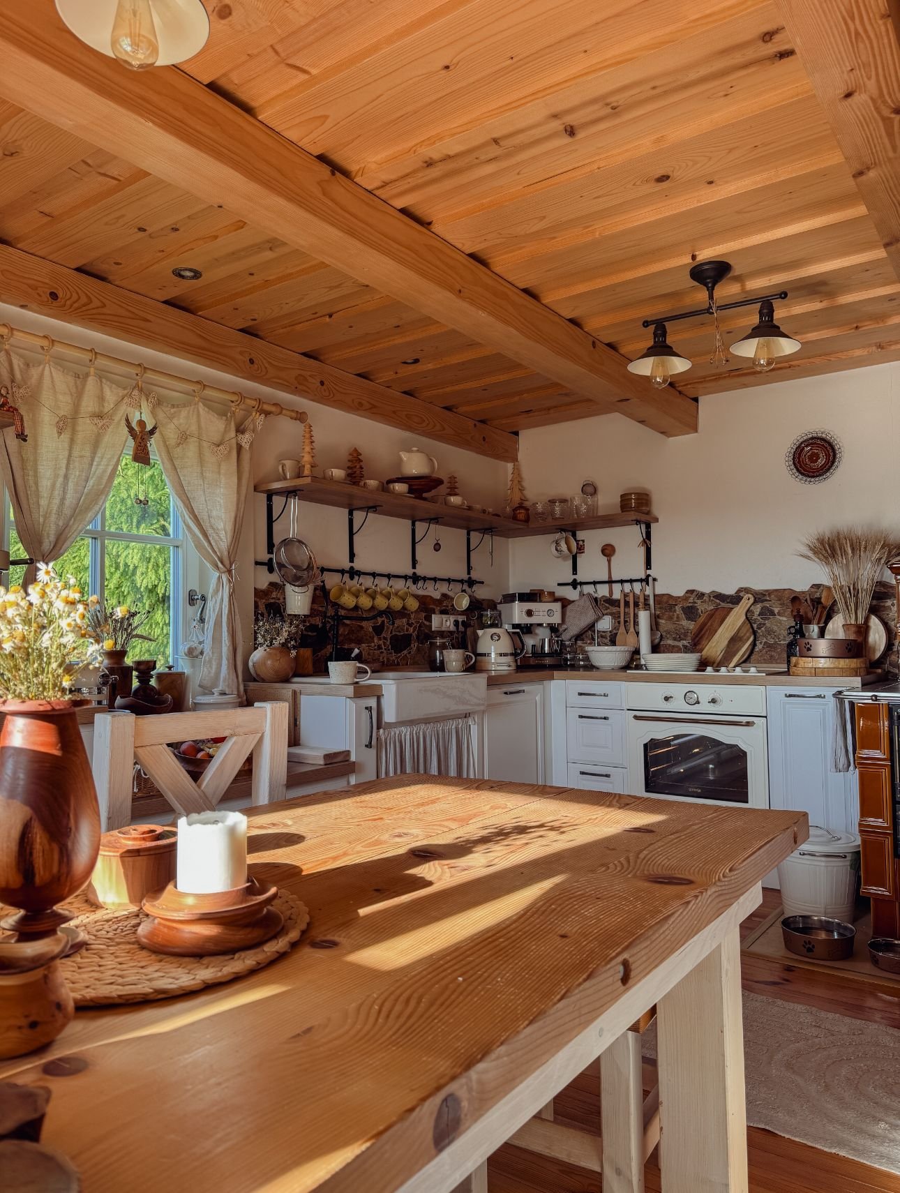 Chalupa uprostřed lesa místo auta. Nečekané rozhodnutí partnerům změnilo život