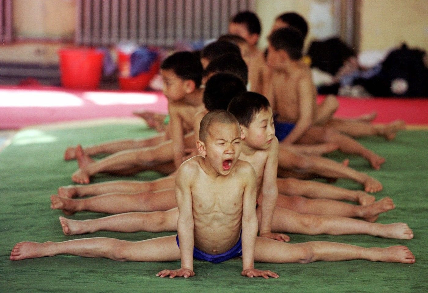 Dětský pláč a dril na hraně týrání. Trénink malých gymnastů probíhá za podpory rodičů