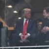 Elon Musk sedí vedľa Trumpa na spomienkovej akcii Charlieho Kirka