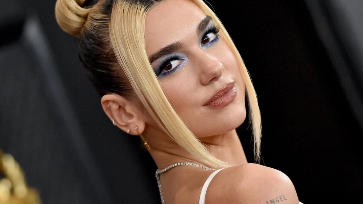 Fanúšičky modrých tieňov a trblietok, jasajte! Retro cool beauty trend 90. rokov je späť a dokonca in