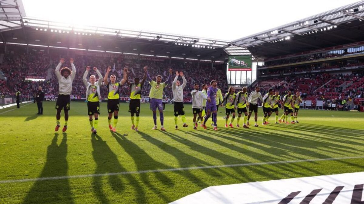 Favoriti bodovali vonku, v Mönchengladbachu padlo desať gólov