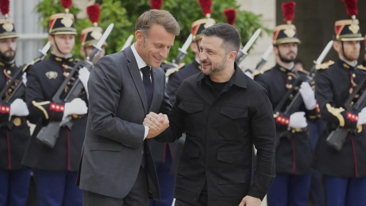 Macron: Európa je pripravená poskytnúť Ukrajine záruky.