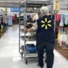 Walmart a Target údajne nútia zamestnancov odstraňovať štítky z odevov.