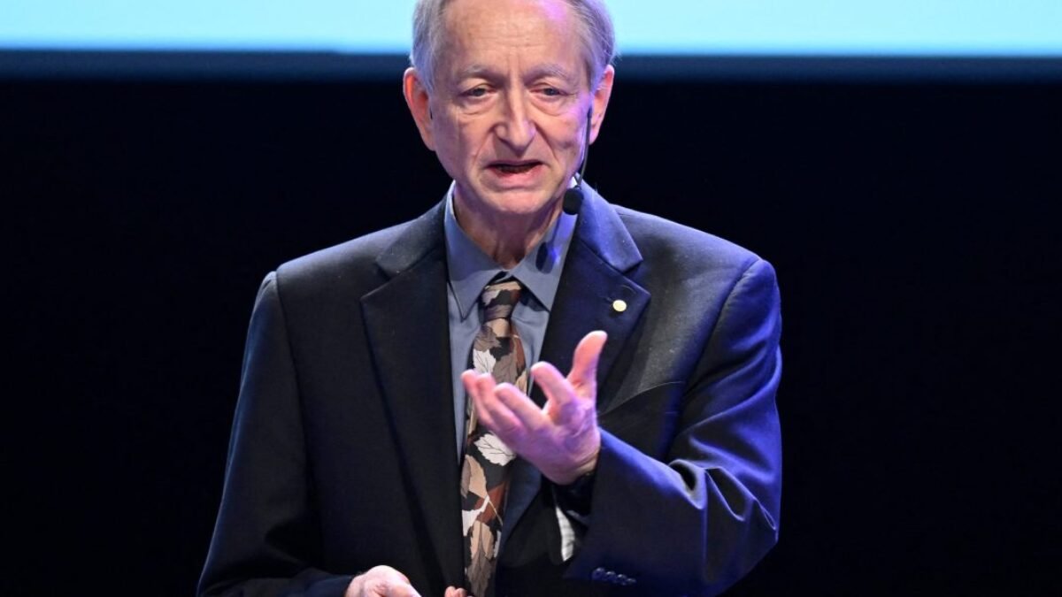 Geoffrey Hinton tvrdí, že AI spôsobí masívnu nezamestnanosť a raketový nárast ziskov.