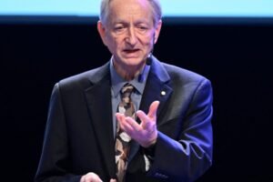 Geoffrey Hinton tvrdí, že AI spôsobí masívnu nezamestnanosť a raketový nárast zi...