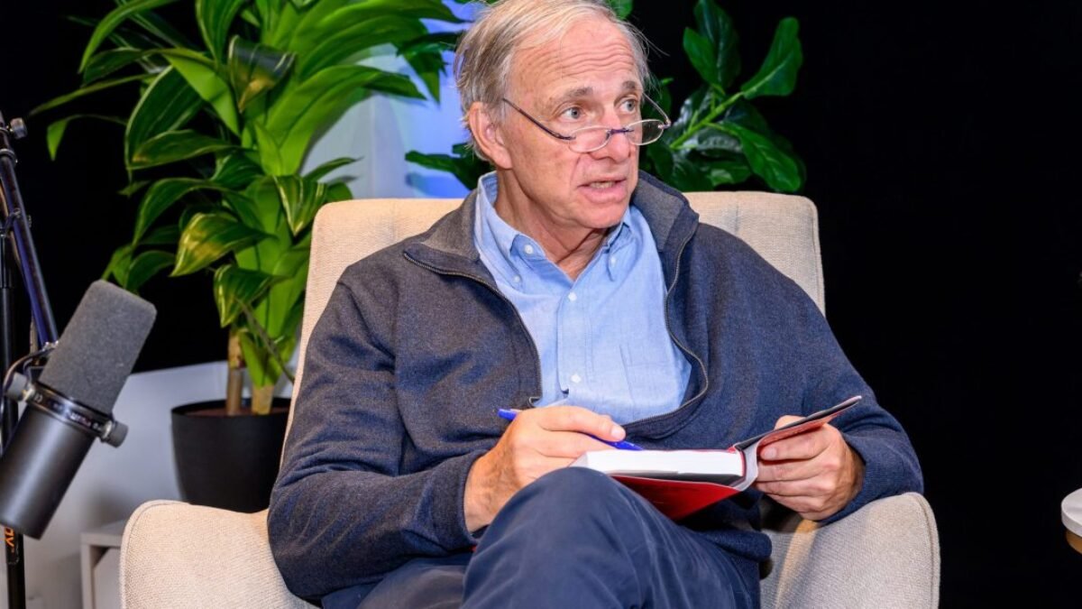 Ray Dalio žiada o „politiku prerozdeľovania“, keď umelá inteligencia a humanoidné roboty začnú prinášať prospech najmä 1% až 10% najbohatších.