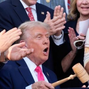 CBO tvrdí, že Trumpov zásah proti imigrácii spôsobuje, že americká populácia sa ...