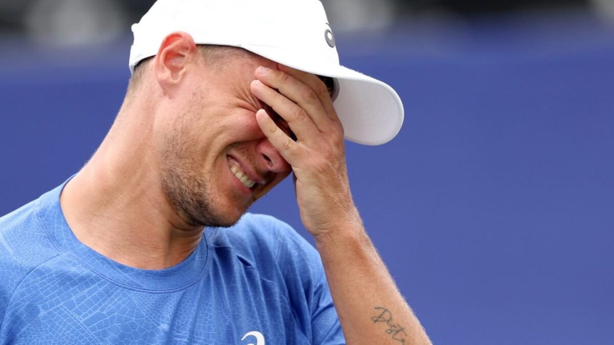 CEO, milionár, ktorý vzal chlapcovi klobúk na tenisovom zápase, hovorí, že spravil „obrovskú chybu“.