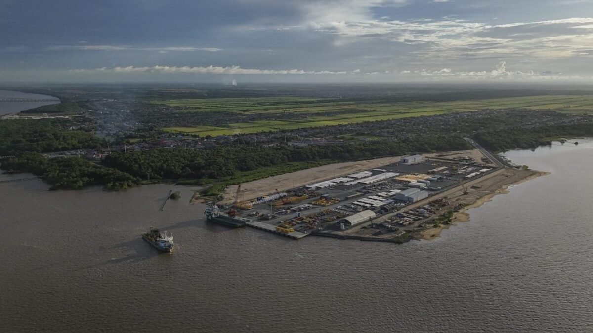 Exxon Mobil schvaľuje ropnú expanziu za 6,8 miliardy dolárov pri pobreží Guyany – svoju prvú s rivalom Chevron ako novým partnerom.