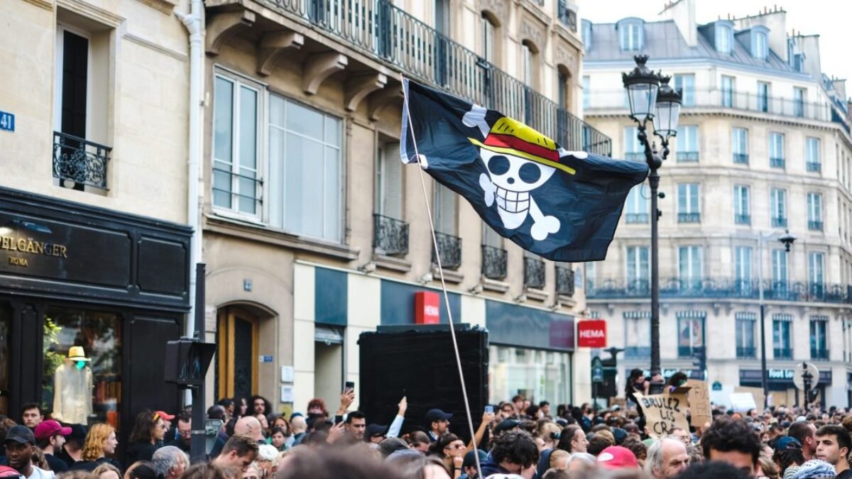 Revolucionári generácie Z na celom svete majú spoločný symbol: pirátsku vlajku z diela „One Piece,“ najpredávanejšej mangy v histórii.