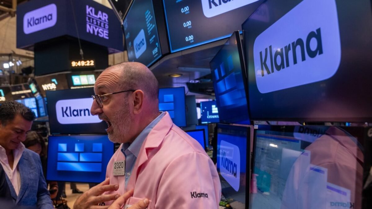 Klarna úspešne vstúpila na newyorskú burzu, akcie v prvý deň obchodovania stúpli o 15 %.