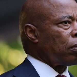 Starosta New Yorku Adams odstupuje z volebného boja bez toho, aby podporil ktoré...