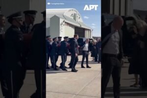 JD Vance sprevádza truhlu Charlieho Kirka z Utahu do Arizony na pietnej spomienk...