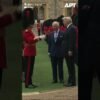Kráľ Karol žartuje s Trumpom počas ceremónie na Windsorskom hrade.