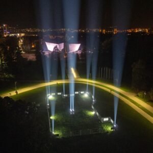 Mesto Banská Bystrica: V PARKU POD PAMÄTNÍKOM SNP Z VEČERA DO RÁNA „VYRÁSTOL“ P...