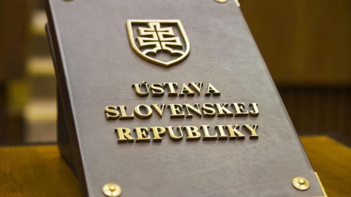 Na základe hysterických reakcií našich opozičníkov, ktoré odovdali aj do Bruselu po schválení zmeny Ústavy SR, sme sa na prekvapenie všetkých vlastne dozvedeli, že zvolení poslanci v NR SR, by nemali