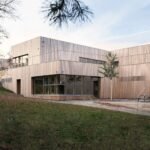 Nádhera. Snovou školku s výhledem na zámek pomáhaly vybudovat i samotné děti