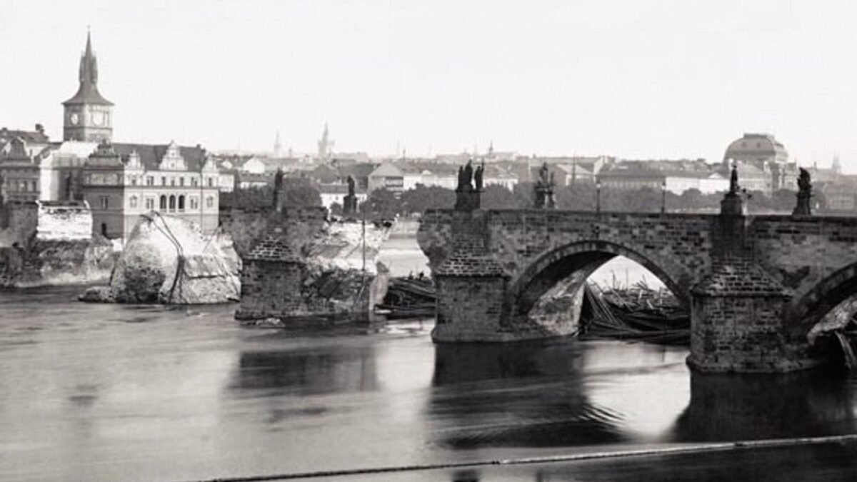 Nebesia chrlili množstvo vody. Rozbúrená Vltava zbúrala Karlov most.