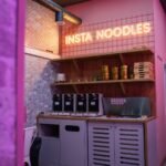 Tady vás nikdo neobslouží, přesto je tu plno. O instantní nudle je obrovský zájem