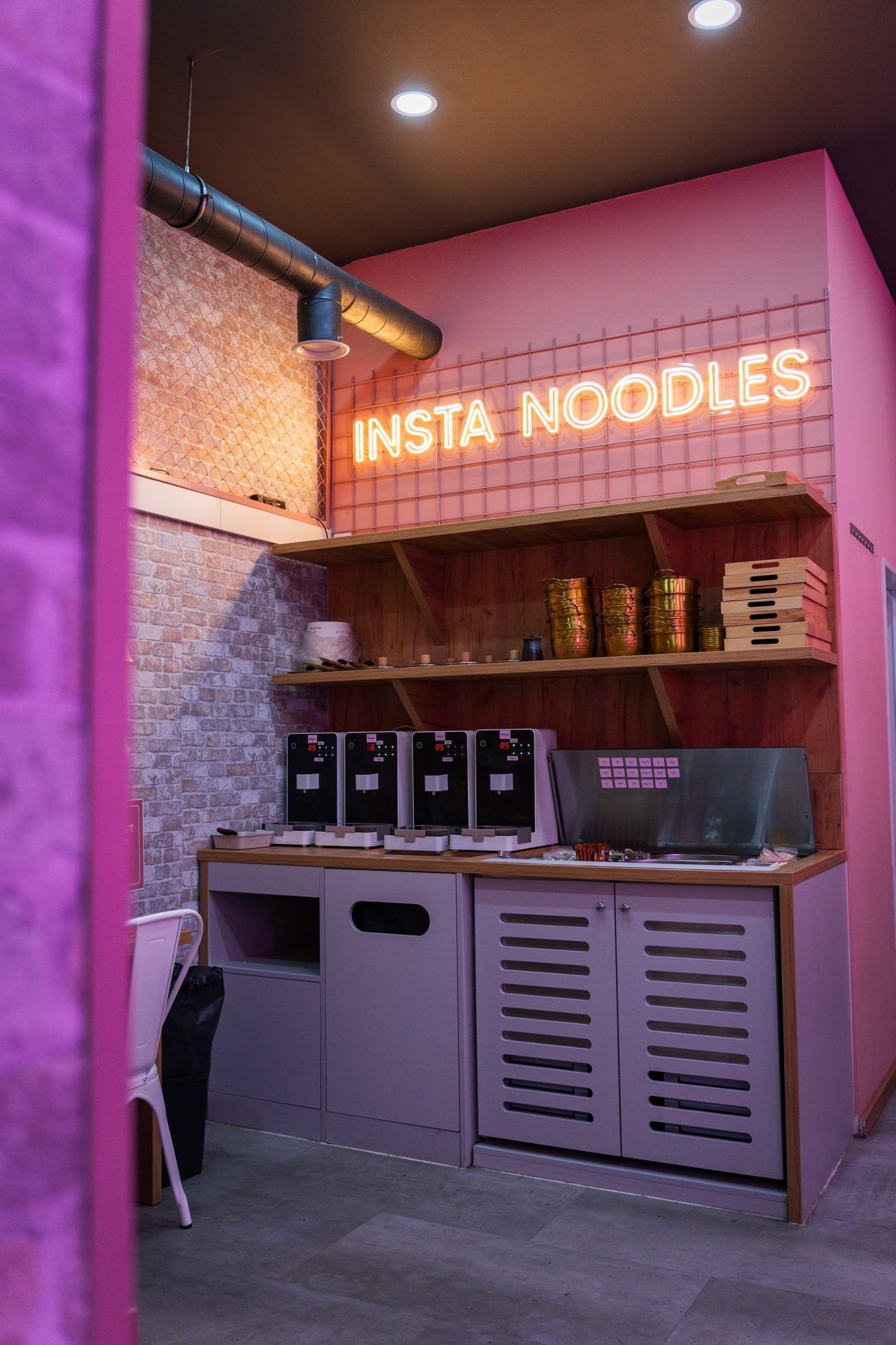 Tady vás nikdo neobslouží, přesto je tu plno. O instantní nudle je obrovský zájem