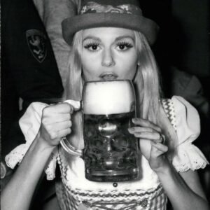 Oktoberfest: Pivo za tristo päťdesiat a razie na šmírákov, čo fotia ženy pod suk...