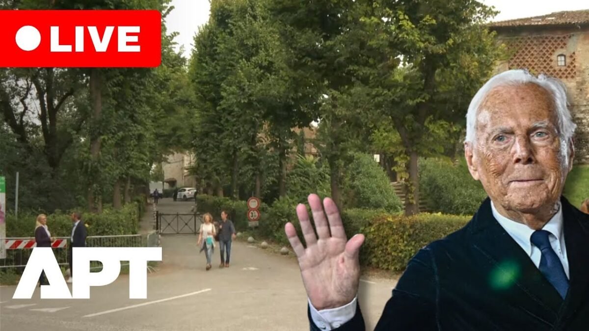 Pohľad na kostol pred pohrebom Giorgia Armaniho v Rivalte, Taliansko.