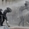 Polícia sa stretla s demonštrantmi vo Francúzsku, Macron vymenoval nového premié...