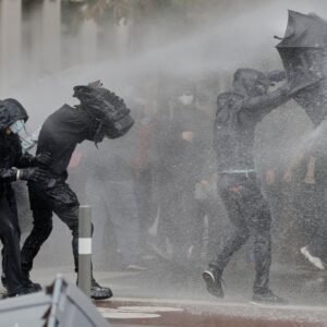 Polícia sa stretla s demonštrantmi vo Francúzsku, Macron vymenoval nového premié...