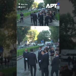 Posledná cesta: Pohrebný voz s Giorgiom Armanim dorazil do Armaniho divadla v Mi...