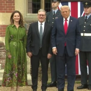 Prezident Trump pricestoval do sídla Chequers.