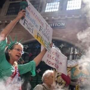 Protestujúci pochodujú pred New York Climate Week s cieľom „Nech miliardár...